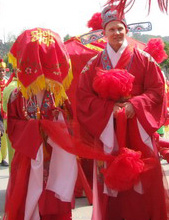 Chinese wedding dresses: red cloth on top of bride's head