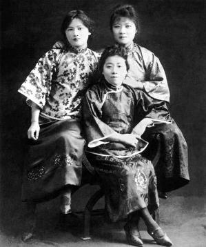 Chinese family culture example: The Three Song Sisters - young
